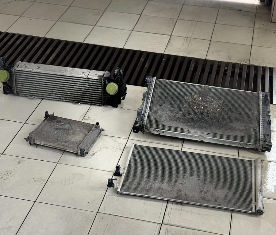 Радиатор БМВ X4 загрязненный на полу Радиатор БМВ X4 загрязненный на полу