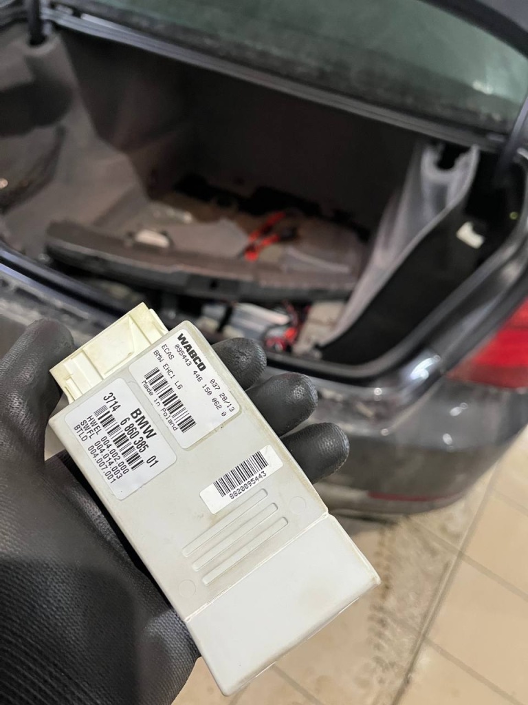Блок пневмоповески BMW F01 F02.jpg